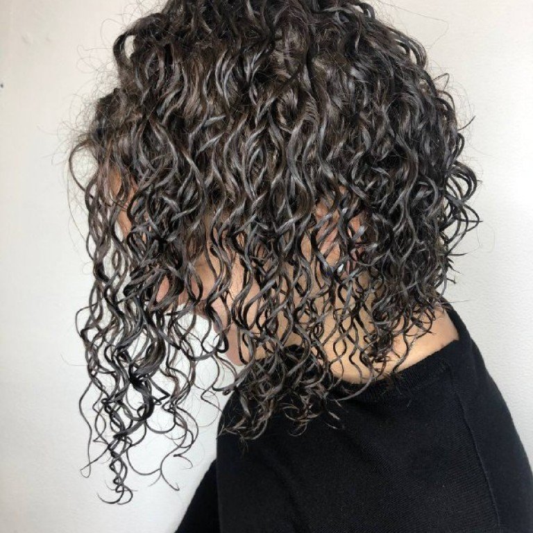 Особенная техника стрижки вьющихся волос
