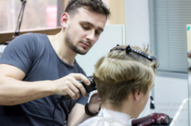Мужчины получают огромные перспективы в профессии парикмахера.
